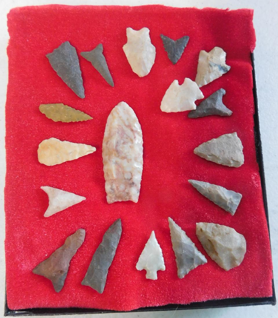 Collection of New Mexico Points: Collection of New Mexico Points, paleo to historic periods. Made of alibaster, chert and flint, the items are 1" to 2.5". Eastern New Mexico. Frame not included. Condition: Some points have chips, see