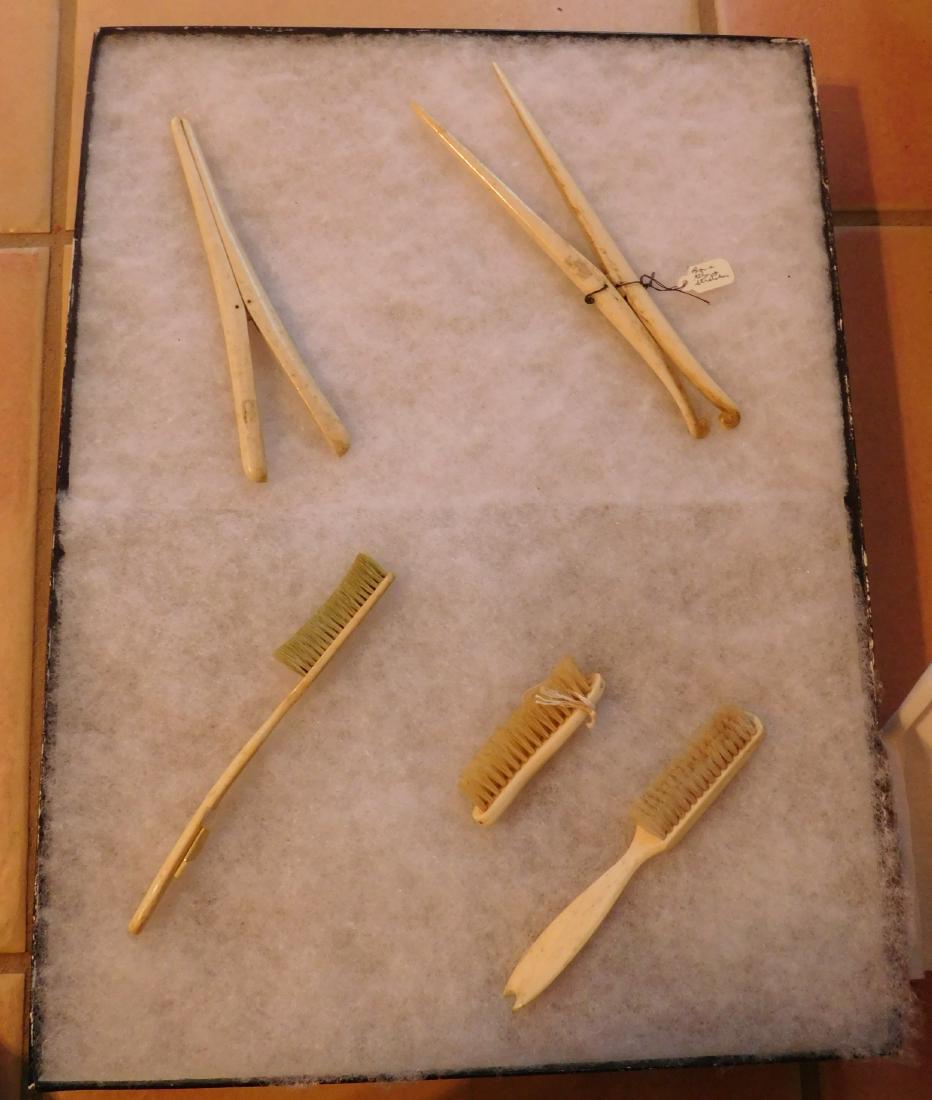 4 Victorian Brushes & 2 Glove Stretchers: 4 Victorian Brushes & 2 Glove Stretchers, Victorian era. Made of bone, hair and copper, the items measure 2.5" to 7" long. Alaska. Condition: Good, see images. Shipping: $24.00 w/insurance and signatu