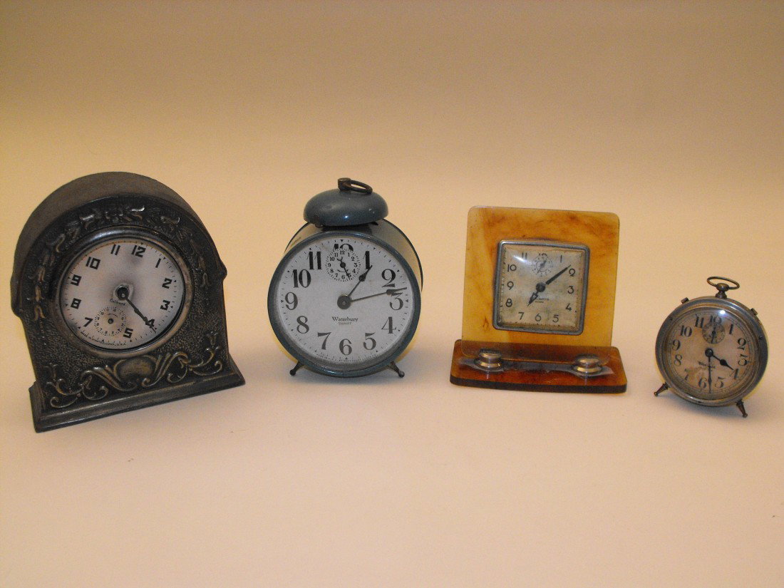 014: Small Clocks: Lot of four small clocks