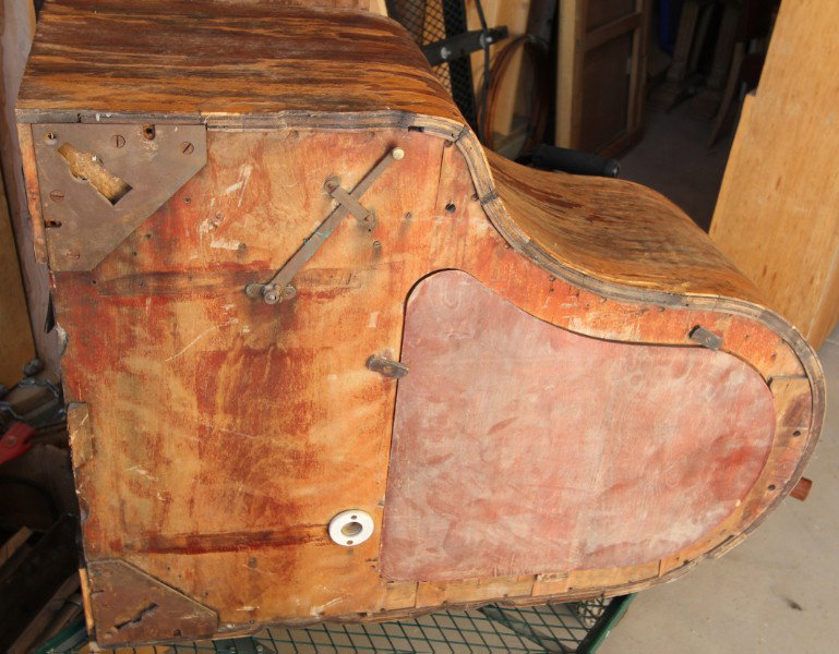 Columbia Grand: Antique Columbia Grand Turntable/Victrolla w/ owner's booklet (lots 464 & 465 being sold for one money). This in 1921 cost the astronomical sum of $500 ( see last photo in book ) restored to original 