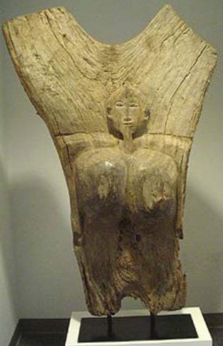 Togu'na Men's Meeting House Post (1 of 1)