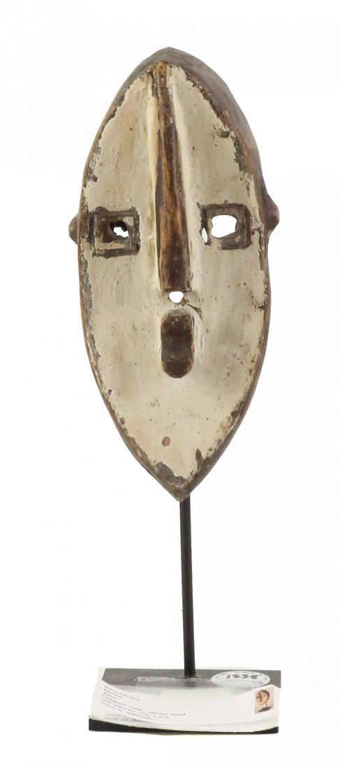 STYLE OF PASSPORT MASK - CARVED WOOD (1 of 3)