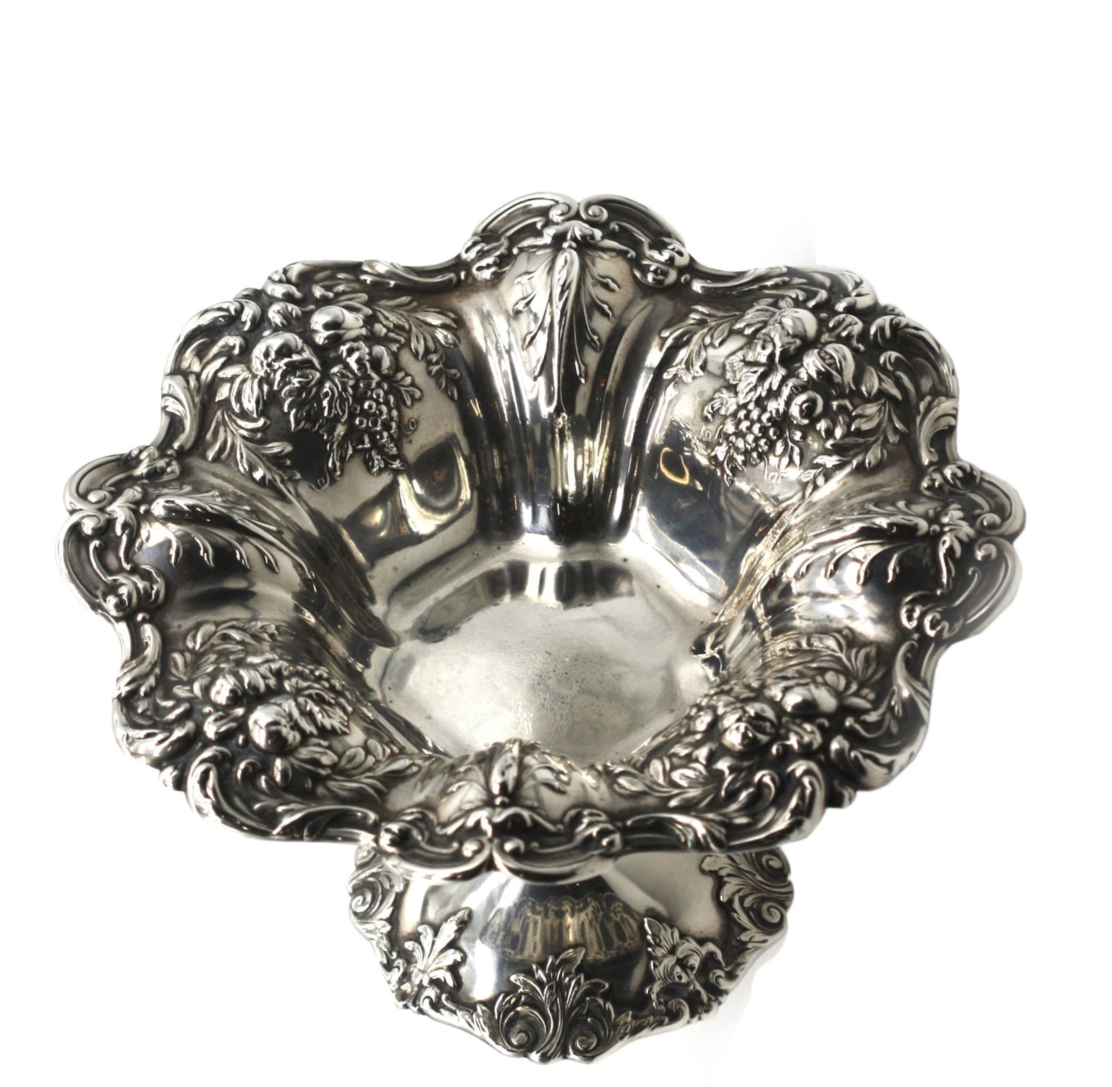 Reed & Barton Sterling Silver Compote: Reed & Barton Sterling Silver Compote Marked Reed & Barton, X568, in the Francis I pattern. Of shaped circular form on a flared stand with shaped foot, the whole repoussé decorated with foliage and f