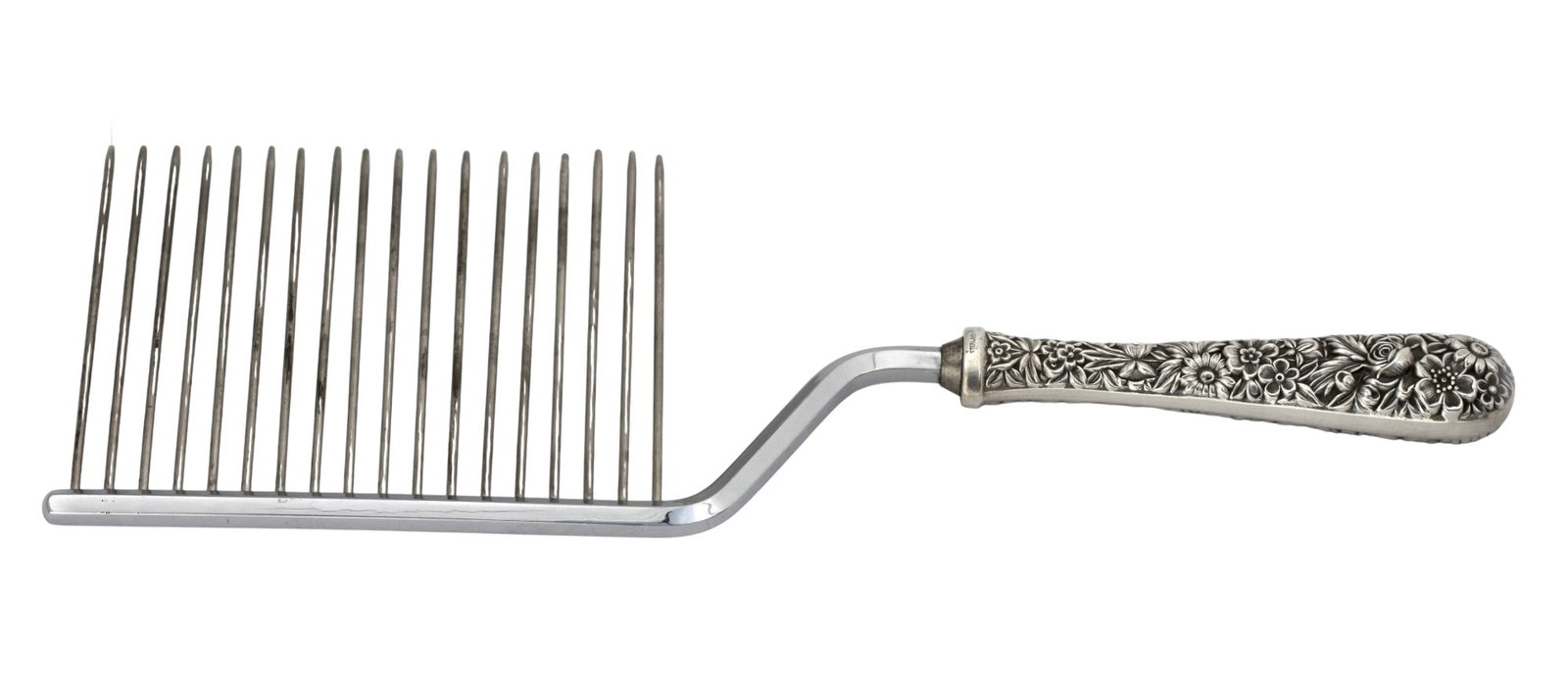 American Sterling Silver Cake Comb, S. Kirk & Sons: American Sterling Silver Cake Comb, S. Kirk & Sons Marked. The handle heavily chased with foliage. 4.4 total troy ozs. Length 10.25 in.