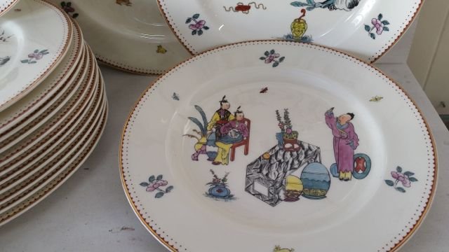 ROYAL DAULTON CHINIOSIERE PORCELAIN PART DINNER SERVICE: SET OF 12 ENGLISH ROYAL WORCESTER CHINIOSIERE PORCELAIN DINNER PLATES AND SIX LUNCHEON PLATES, ENSUITE 20th century, the underside with factory mark in green, sparsely decorated with chinese figures i
