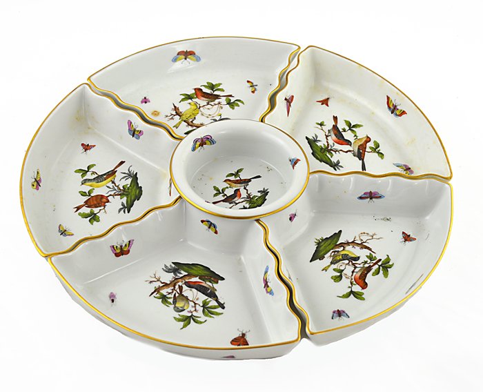 A HERAND PORCELAIN ROTHSCHILD BORD PATTERN SIX: A HERAND PORCELAIN SIX SECTION SERVING PLATTER ROTHCHILD BIRD PATTERN under-glaze blue mark diameter 14 in (35 cm) The under tray is missing.