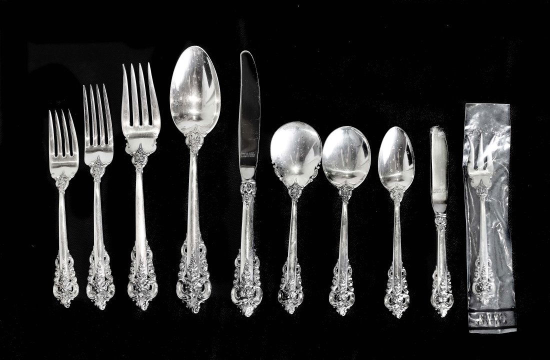 76 PIECE GRAND BAROQUE SILVER FLATWARE SET: 76 PIECE GRAND BAROQUE SILVER FLATWARE SET Introduced in 1941, Maker: Wallace Silversmiths. Comprising: 12 of each (12)knives with stainless steal blades ,(12) dinner forks, (12) luncheon forks, (12)