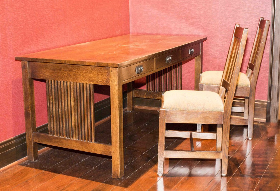 STICKLEY OAK SPINDLE TABLE WRITING TABLE & PR OF CHAIRS (1 of 4)