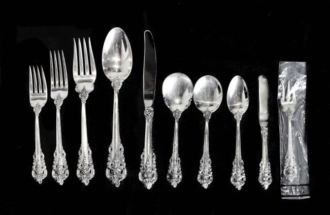 76 PIECE GRAND BAROQUE SILVER FLATWARE SET: 76 PIECE GRAND BAROQUE SILVER FLATWARE SET Introduced in 1941, Maker: Wallace Silversmiths. Comprising: 12 of each (12)knives with stainless steal blades ,(12) dinner forks, (12) luncheon forks, (12)