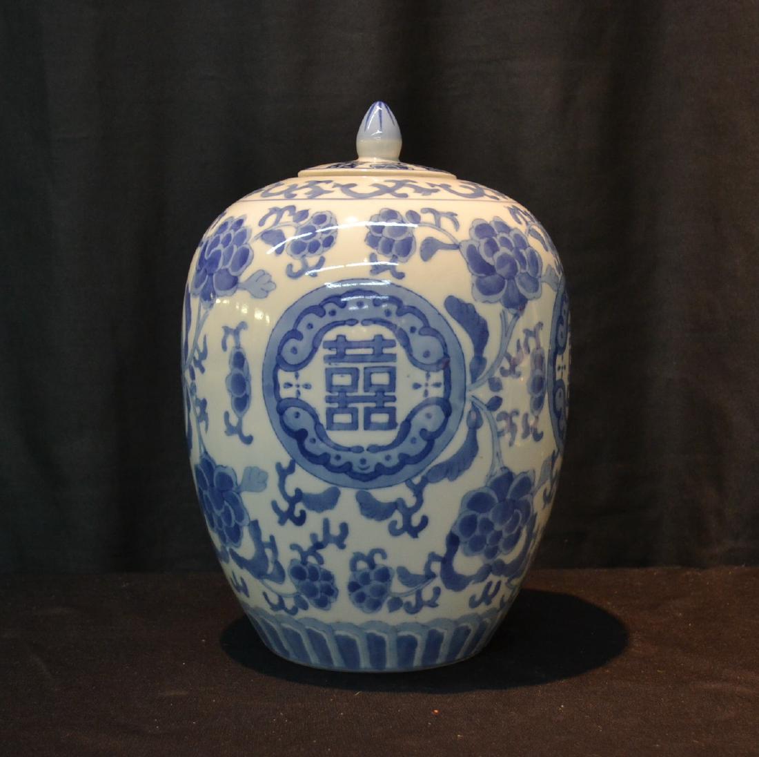 ORIENTAL BLUE & WHITE COVERED GINGER JAR: 8" x 13"