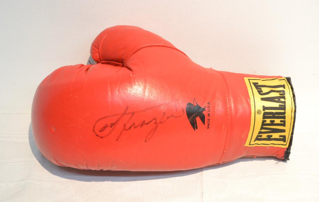 JOE FRAZIER SIGNED 16oz EVERLAST BOXING GLOVE: (PLEASE NOTE THERE IS NO CERTIFICATE OF AUTHENTICITY WITH THIS LOT)