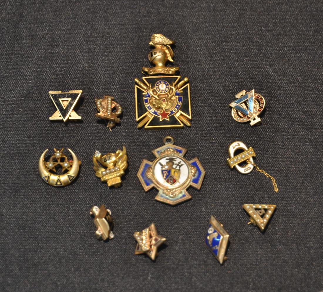 (12) ASSORTED MASONIC & FRATERNAL PINS: INCLUDING SOME GOLD