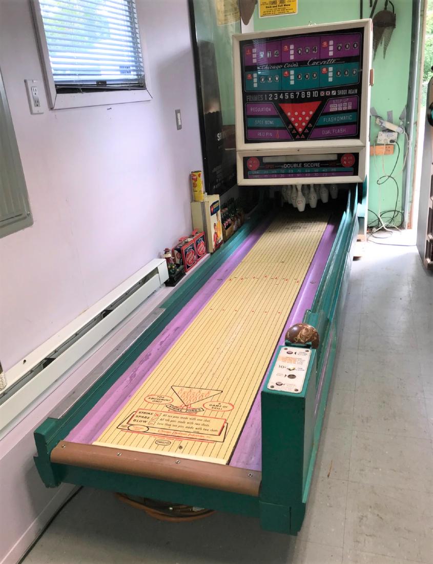 CHICAGO DYNAMIC BOWLING ARCADE COIN OP GAME: LARGE CHICAGO DYNAMIC INDUSTRIES 10 CENT COIN OPERATED BOWLING ARCADE GAME ; CHICAGO COIN PRODUCTS ; CHICAGO COINS CORVETTE - 36" x 68" x 13' 5" (REVERSE PAINTED GLASS HAS CRACK) (IN EXCELLENT WORKING