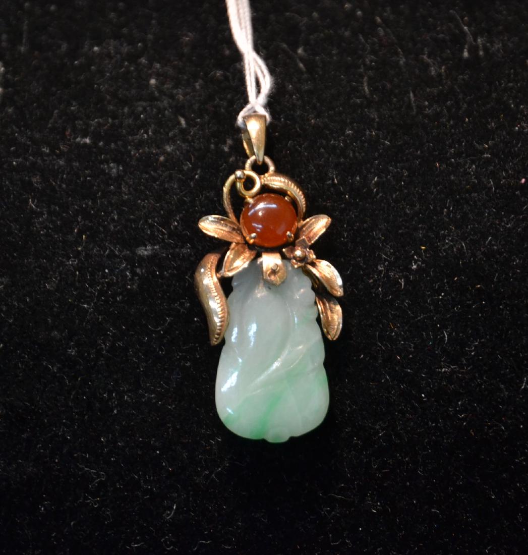 14kt GOLD JADE & CARNELIAN PENDANT: 3/4" x 1 1/2" ; 3.5grams