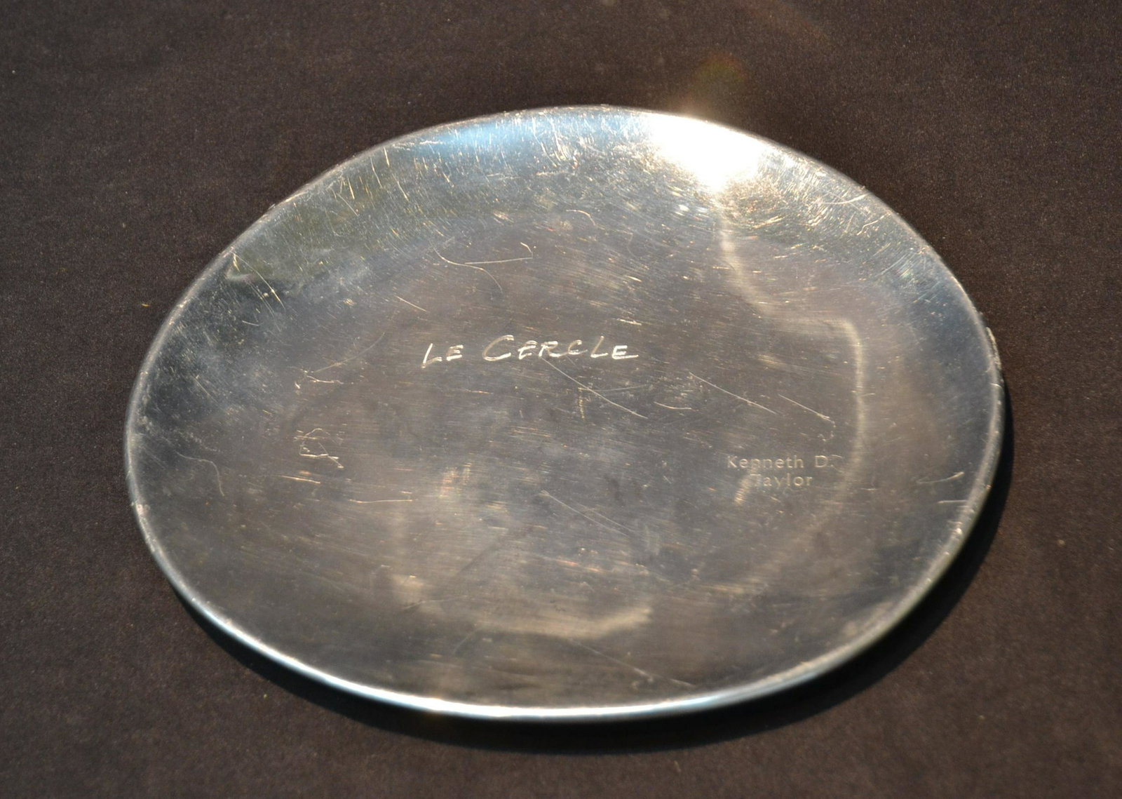 "LE CERLE" PLAQUE PRESENTED TO KENNETH D, TAYLOR: CANADIAN DIPLOMAT & EMBASSADOR TO IRAN WHO AIDED THE AMERICANS IN THE IRAN HOSTAGE CRISIS - 10" x 9"