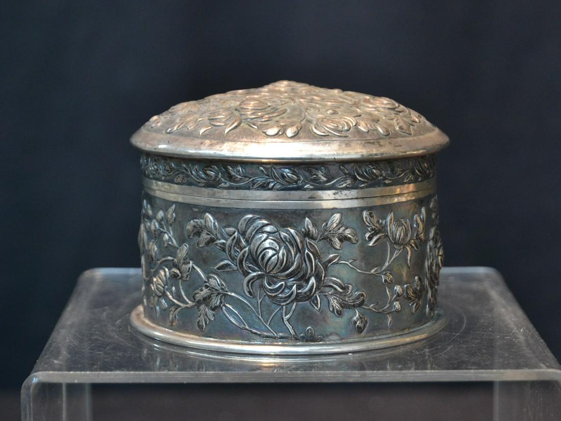 LUEN WO , CHINESE EXPORT SILVER BOX WITH: EMBOSSED CHRYSENTHEMUMS - 4" x 3" ; 8.6ozt