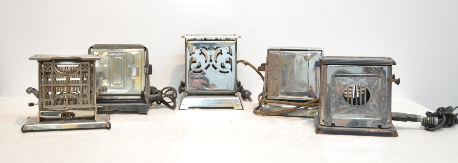 (5) VINTAGE TOASTERS INCLUDING HOTPOINT ,: MASTERCARFT, UNIVERSAL , ROYAL ROCHESTER & UNKNOWN - LARGEST IS 7" x 8"