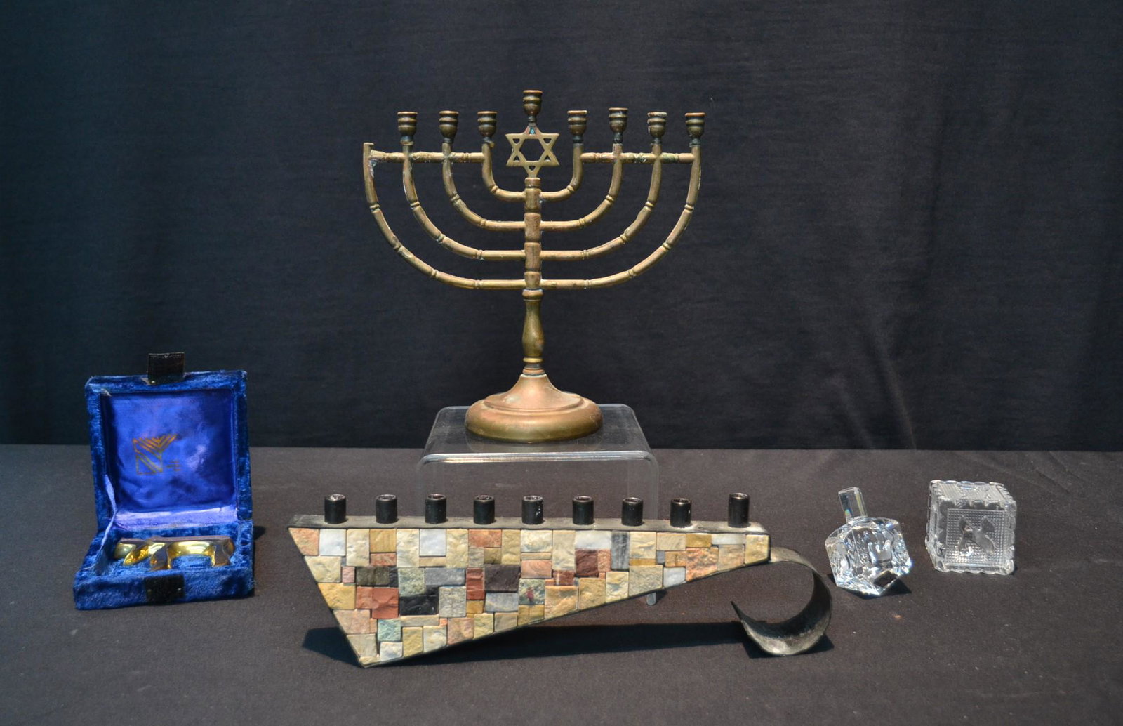 ASSORTED JUDAICA LOT INCLUDING: ISRAEL ELON MOSAIC MENORAH , BRASS MENORAH (MISSING CANDLE) , ALEF JUDAICA CHAI SYMBOL & (2) CRYSTAL PIECES - LARGEST IS 9" x 4" x 8 1/2"
