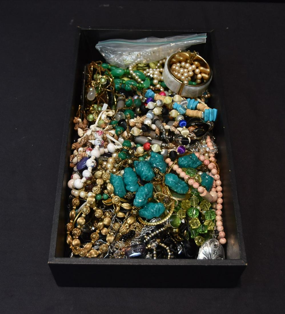 ASSORTED COSTUME JEWELRY BEADS , PEARLS ,: NECKLACES , BRACELETS & EARRINGS
