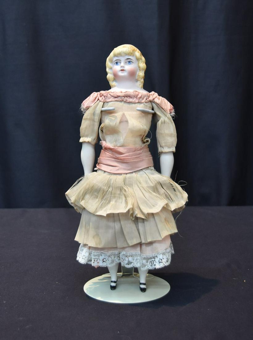 GEBRÃœDER KÃœHNLENZ BISQUE DOLL: GEBRÃœDER KÃœHNLENZ , GK 33 - 19 , GERMAN BISQUE SHOULDER HEAD DOLL WITH BISQUE HANDS & FEET INTAGLIO BLUE EYES , CURLY BLONDE HEAIR & CLOTH BODY - 11" TALL (ONE THUMB MISSING)