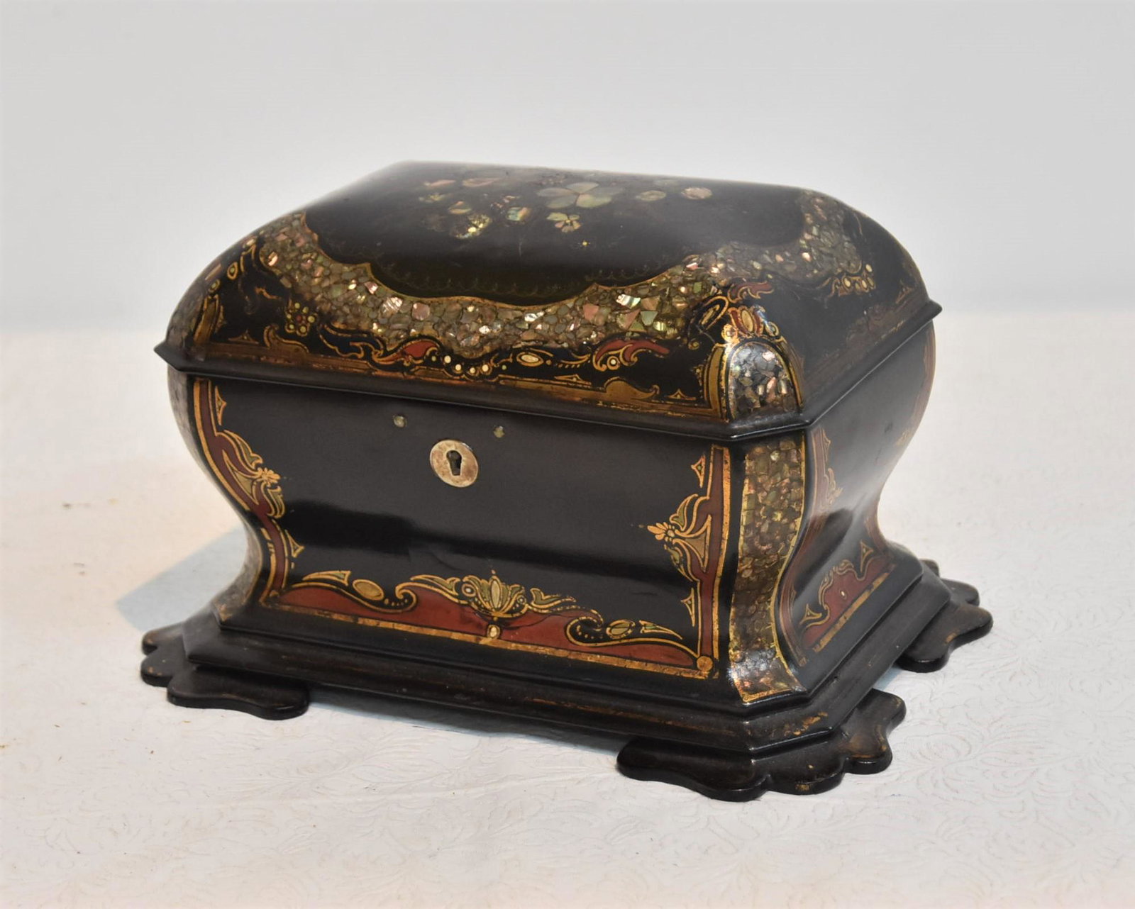 VICTORIAN PAPER MACHE & MOTHER OF PEARL TEA CADDY: 19thC ENGLISH PAPIER MACHE LACQUERED TEA CADDY WITH MOTHER OF PEARL INLAID FLOWERS & (2) COMPARTMENTS - 10" x 7" x 6 1/2"