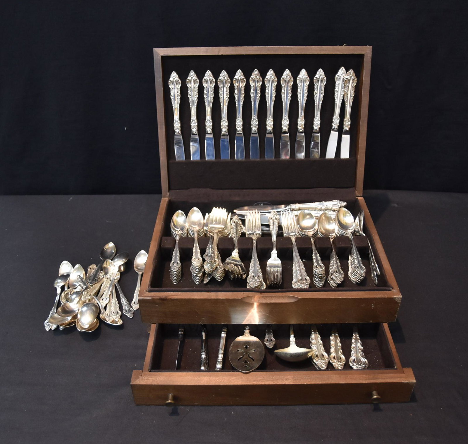 REED & BARTON BAROQUE STYLE SILVER PLATE: FLATWARE SET CONSISTING OF (19) FORKS , (22) KNIVES , (26) CAKE FORKS , (24) SOUP SPOONS , (41) TEASPOONS & (13) SERVING PIECES