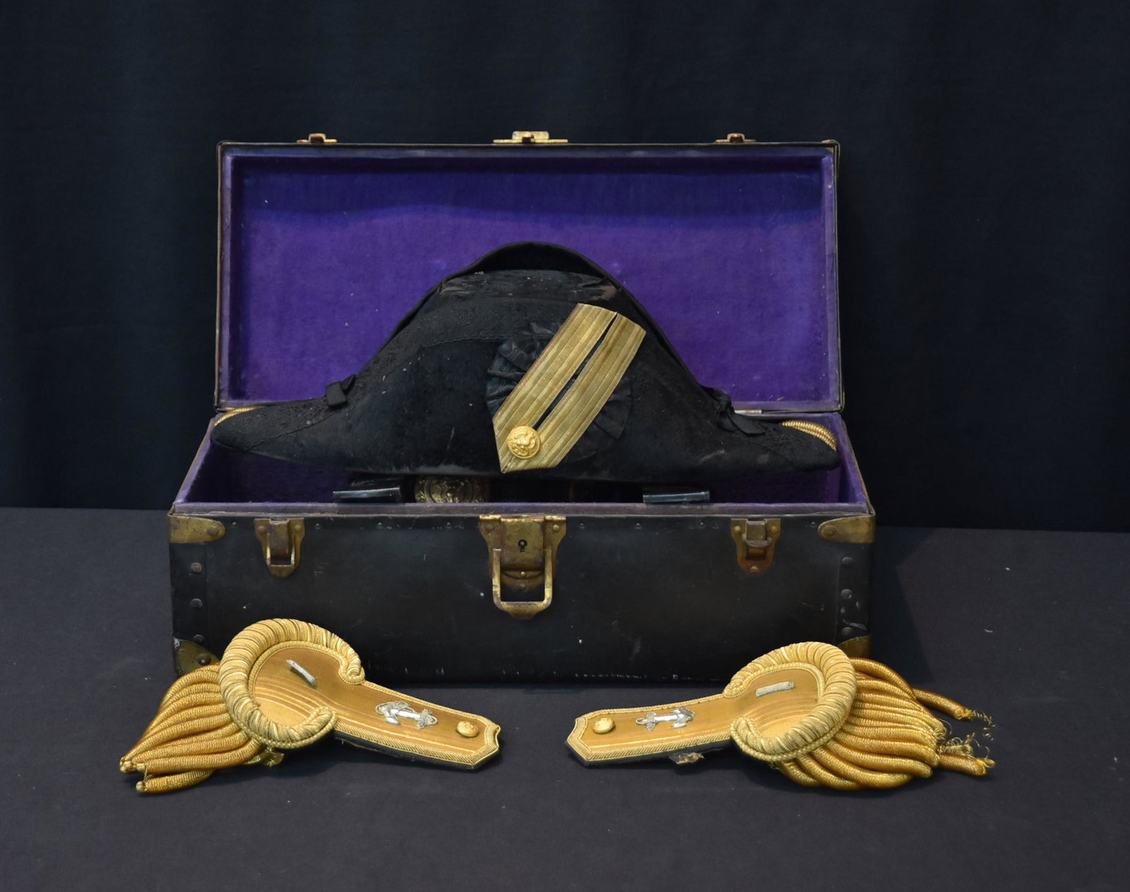 ANTIQUE NAVAL HAT & EPAULETTES IN PRESENTATION BOX: ANTIQUE US NAVY OFFICER HAT , EPAULETTES & BELT CASED SET , MARKED MIDSHIPMANS STORE NAVAL ACADEMY HAT , EPAULETTES ; MARKED MADE IN FRANCE & BELT IN ORIGINAL BOX