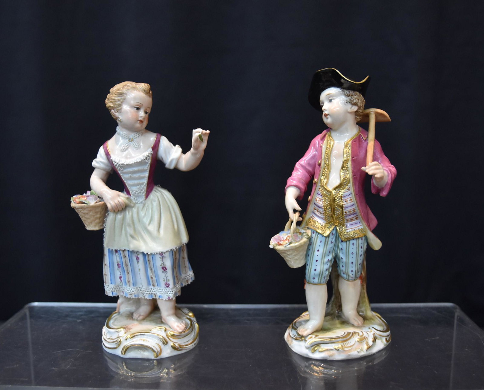 (Pr) MEISSEN PORCELAIN FIGURES OF MAN & WOMAN: MEISSEN GARDNER SERIES PORCELAIN FIGURINES OF MAN & WOMAN - 2 1/4" x 6" (SOME FINGER LOSS)