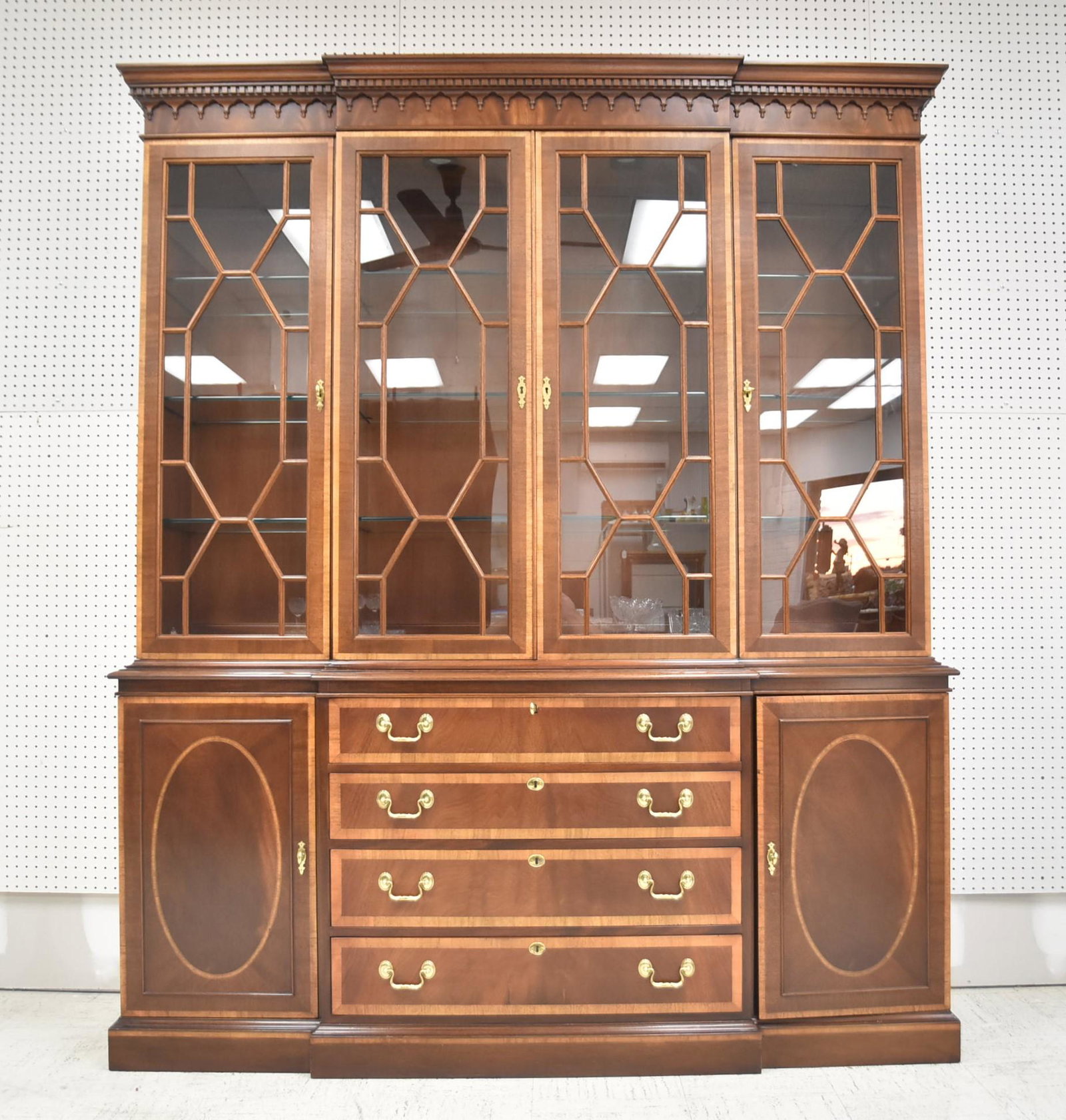 HICKORY CHAIR Co. HEPPLEWHITE STYLE BREAKFRONT: HICKORY CHAIR Co. HEPPLEWHITE SYLE MAHOGANY BREAKFRONT CHINA CABINET WITH INLAID SATINWOOD HAVING CARVED DENTAL MOLDING & CARVINGS - 71" x 18" x 86"