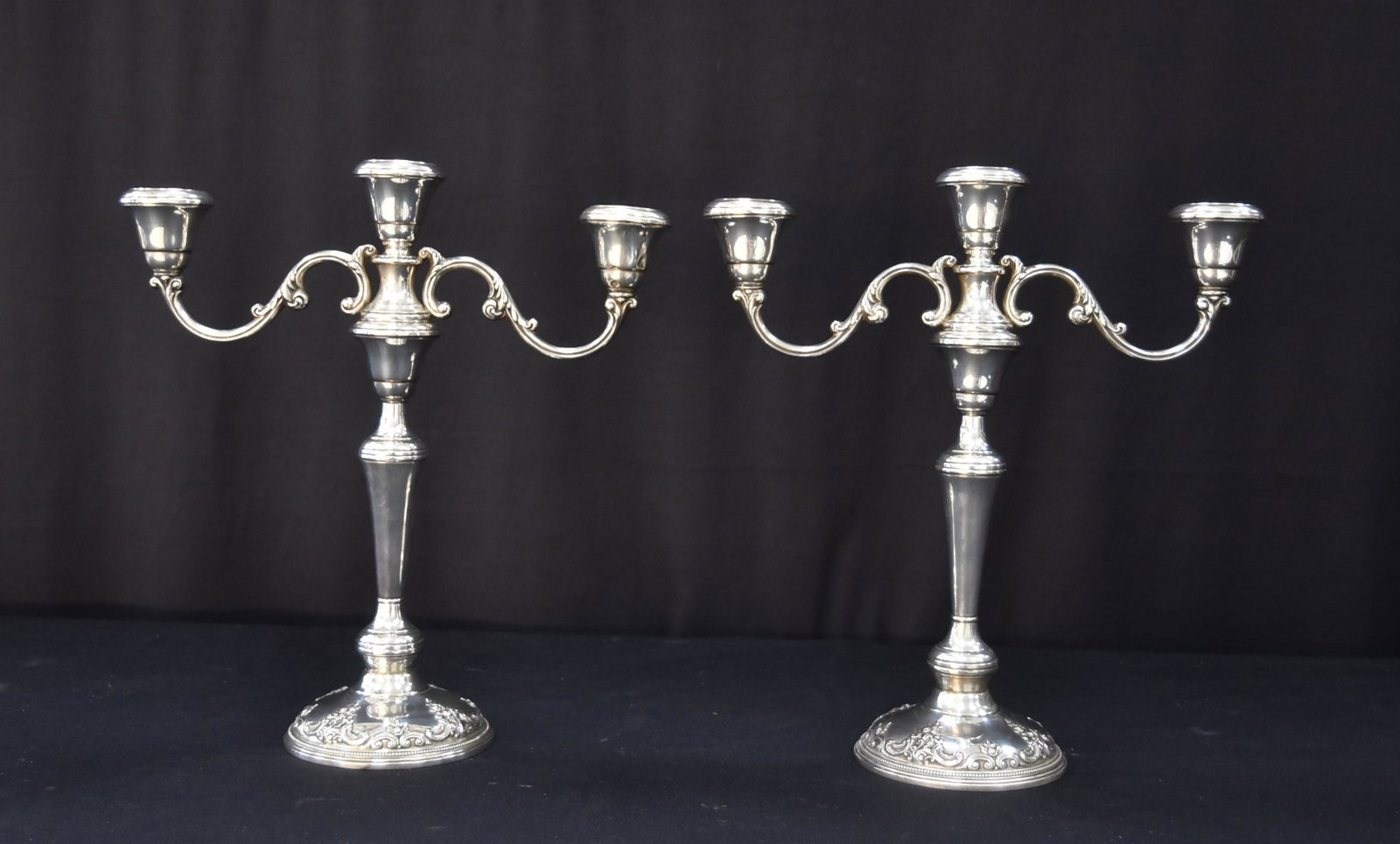 (Pr) WALLACE "GRAND BAROQUE" STERLING CANDELABRAS: (Pr) WALLACE STERLING SILVER GRAND BAROQUE PATTERN CONVERTIBLE CANDELABRAS - 12 1/2" x 5" x 13" - 69.08ozt GROSS