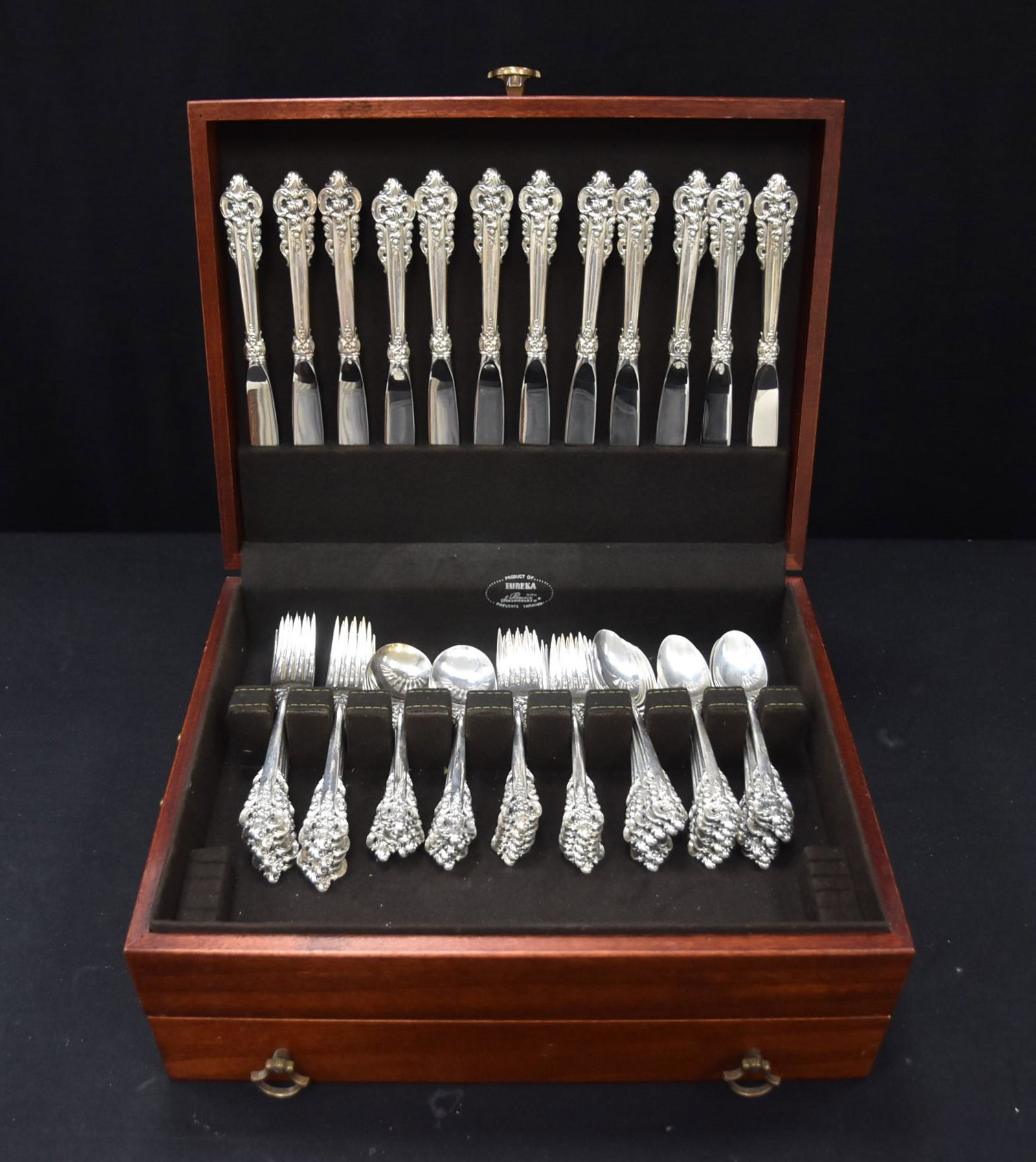 WALLACE GRAND BAROQUE STERLING FLATWARE SET: WALLACE GRAND BAROQUE STERLING SILVER FLATWARE SET SERVICE FOR (5)pc PLACE SETTING FOR (12) CONSISTING OF (12) KNIVES , (12) 7 1/2" FORKS , (12) SOUP, (12) DESSERT FORKS, (24) TEA SPOONS - (72)pc - 89