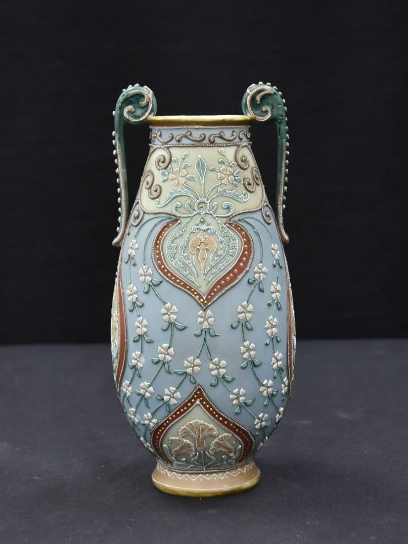 NIPPON MORIAGE TWIN HANDLE VASE: 4" x 9 1/2" (HANDLE REPAIRED)