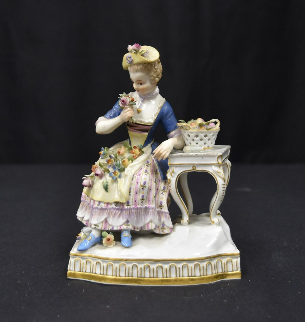MEISSEN PORCELAIN FIGURINE: 4" x 3 1/4' x 5 1/4"