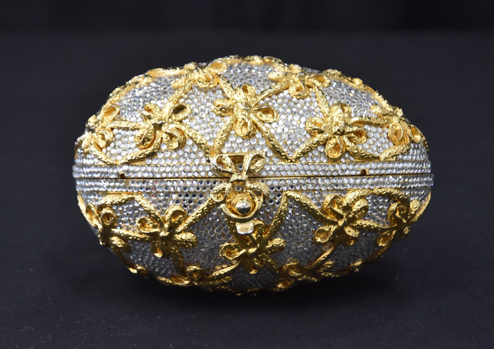 JUDITH LEIBER , MINAUDIERE EGG FORM EVENING BAG: JUDITH LEIBER EGG FORM PURSE WITH MIRROR & COMB - 5 1/2" x 3 3/4" x 4"