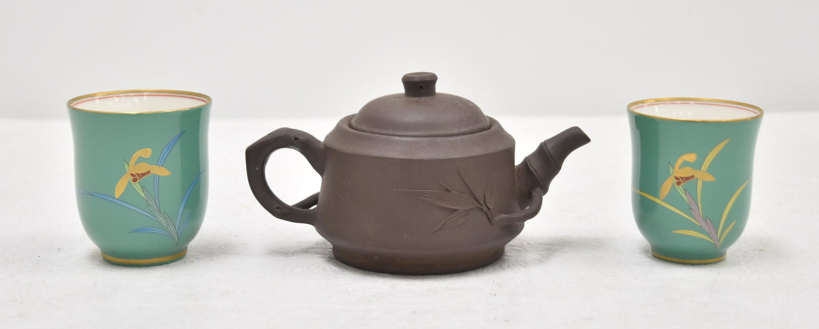 (2) GREEN CHINESE PORCELAIN CUPS & CHINESE: CLAY TEA POT , SIGNED - 6 1/2' x 3 1/2" x 4"