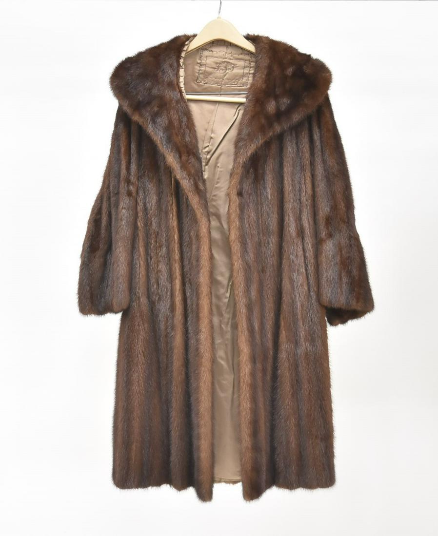 BROWN MINK FUR COAT: SHOULDER TO SHOULDER - 18" ; ARM - 20" ; LENGTH 39"
