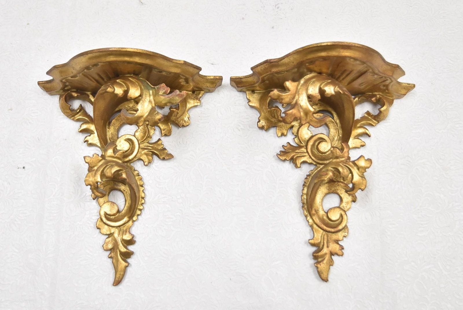 (Pr) ITALIAN CARVED GILTWOOD WALL BRACKETS: (Pr) ITALIAN GILTWOOD CARVED WALL BRACKETS - 9" x 5 1/4" x 10"