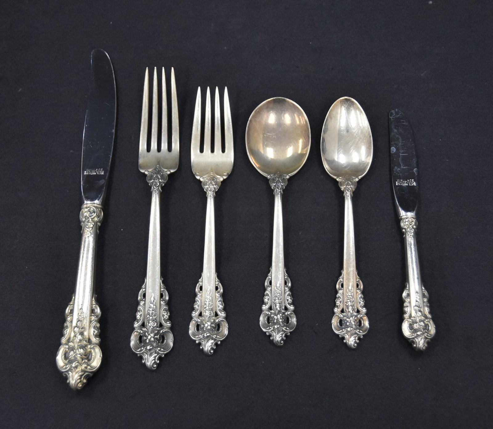 WALLACE GRAND BAROQUE STERLING SILVER FLATWARE: WALLACE GRAND BAROQUE PATTERN STERLING SILVER FLATWARE SET FOR (12) CONSISTING OF (12 DINNER FORKS (7/38") , (12) DINNER KNIVES (8 3/4") , (10) LUNCHEON FORKS, (12) TEA SPOONS , (12) SOUP SPOONS & (9)