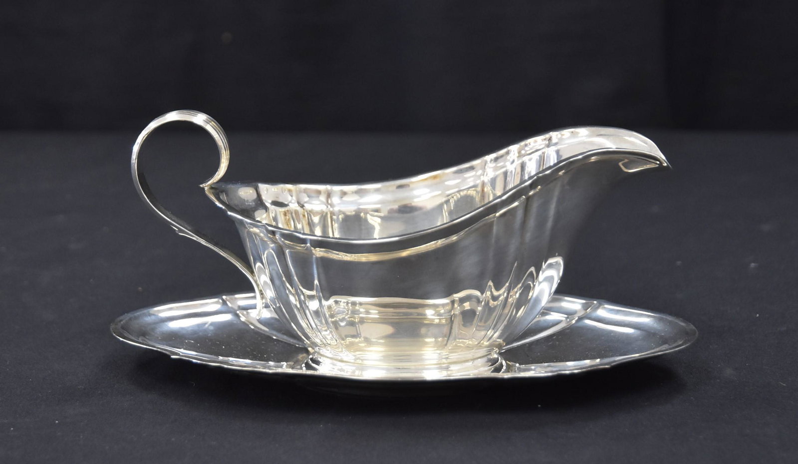 GORHAM "CHIPPENDALE" STERLING SILVER GRAVY: CHIPPENDALE PATTERN BY GORHAM STERLING SILVER GRAVY BOAT WITH UNDERPLATE - 13.55ozt ; 8" x 5" x 3 1/2"