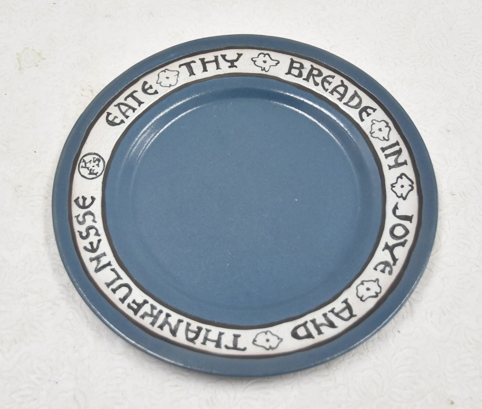 SEG / PAUL REVERE POTTERY PLATE: SEG (SATURDAY EVENING GIRLS) FOR PAUL REVERE POTTERY PLATE WITH INSCRIPTION IN OLD ENGLISH EATE THY BREADE IN JOYE AND THANKFULLNESS - 10" D