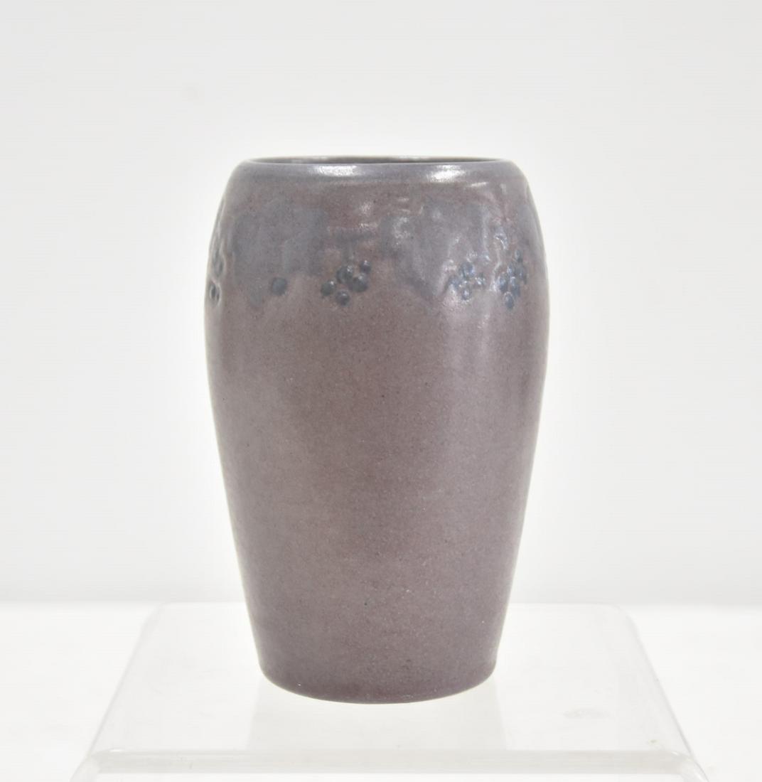 MARBLEHEAD POTTERY VASE WITH STYLIZED FLOWERS: MARBLEHEAD ART POTTERY VASE WITH FLOWERS - 3" x 5 1/2" (HAS SLIGHT HAIRLINE ON RIM & SMALL CHIP ON BOTTOM)