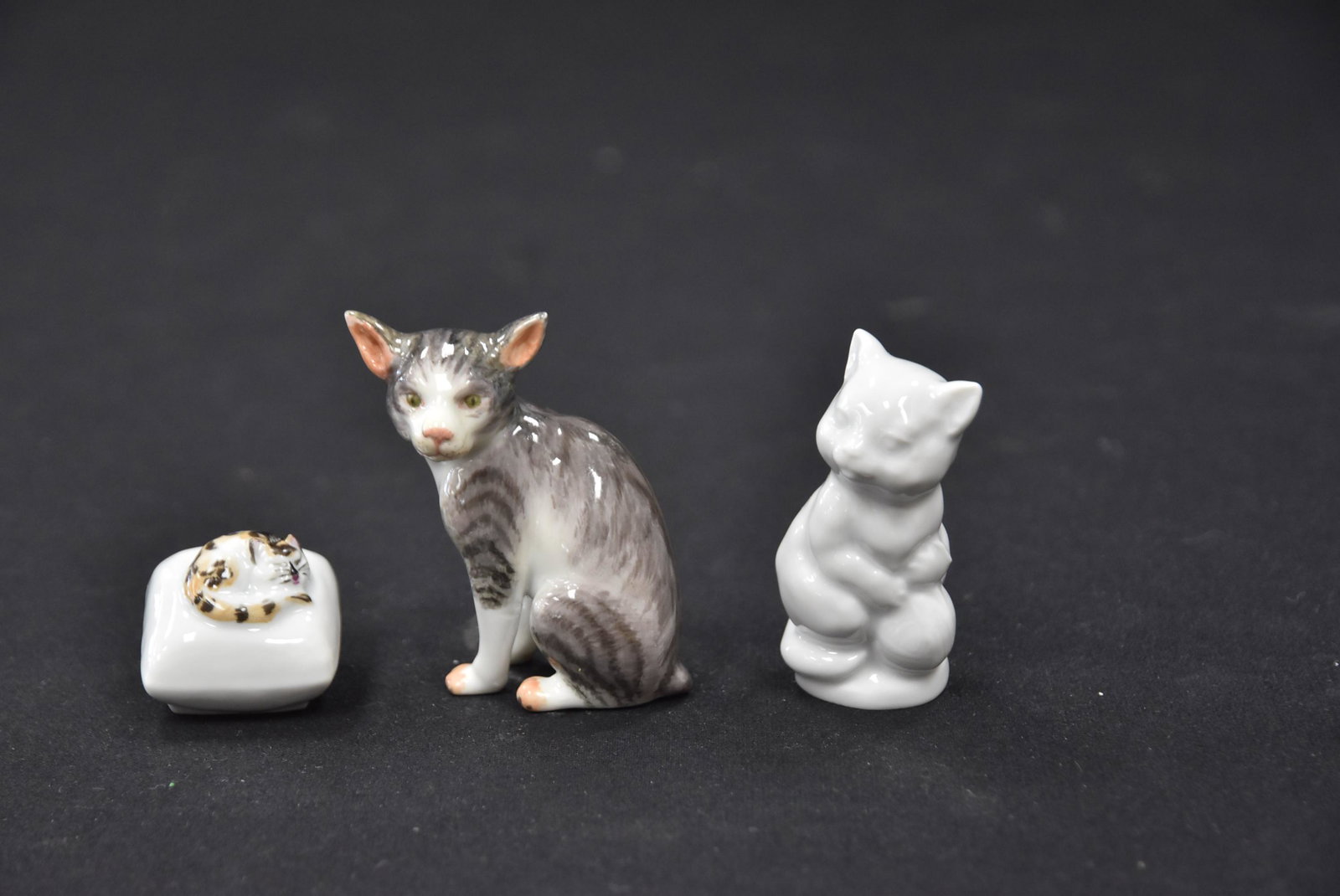 (3) MEISSEN MINIATURE CATS: (3) MINIATURE MEISSEN CATS INCLUDING MEISSEN 78513 , MEISSEN MINIATURE CAT ON PILLOW No> 81863 & MEISSEN 78994 - LARGEST IS 2 1/4"