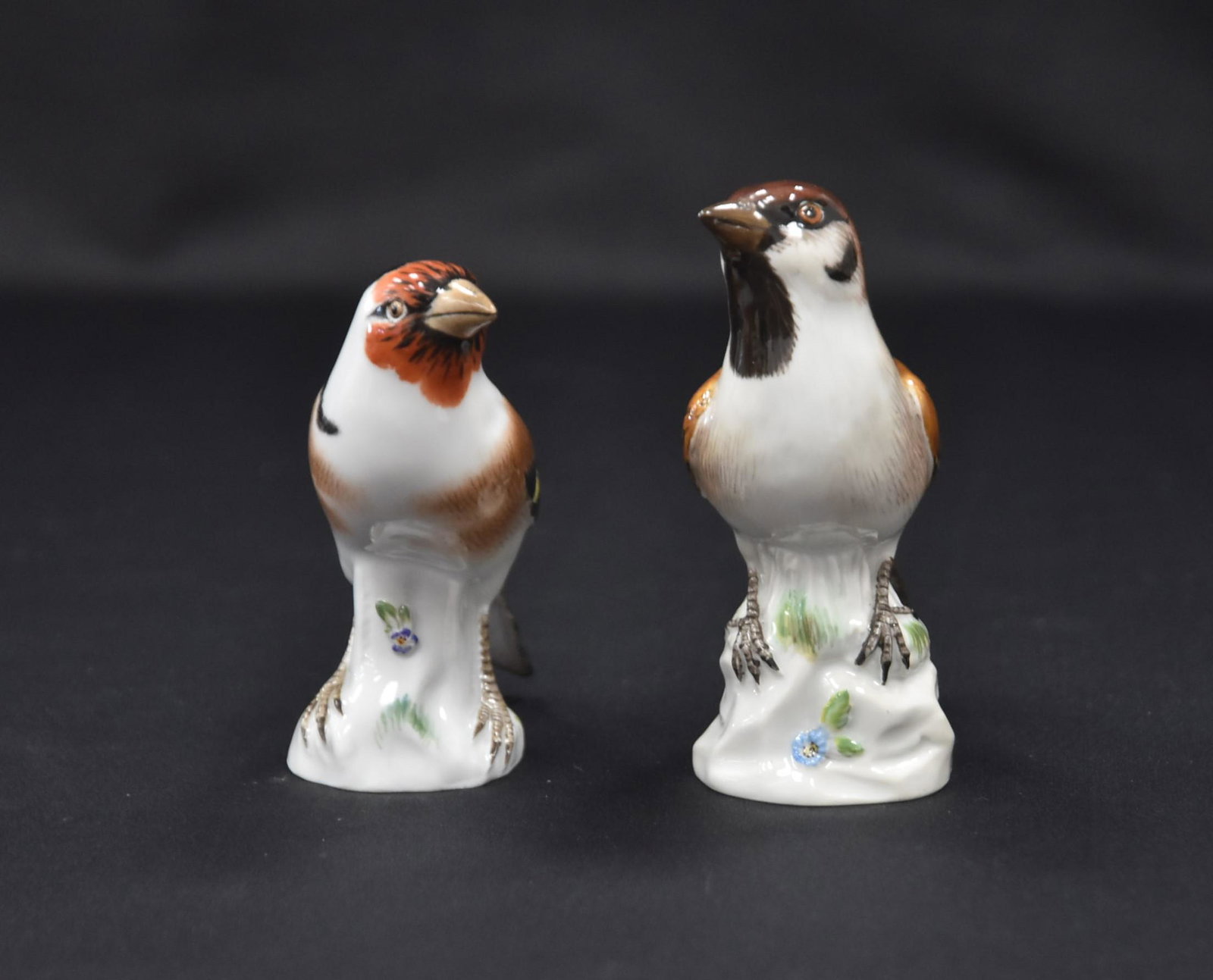(2) MEISSEN PORCELAIN BIRD MODELS: MEISSEN PORCELAIN MODEL OF YELLOW FINCH , No. 1669 & MEISSEN PORCELAIN SPARROW ON STUMP , No. 1670 - TALLEST IS 3 3/4"