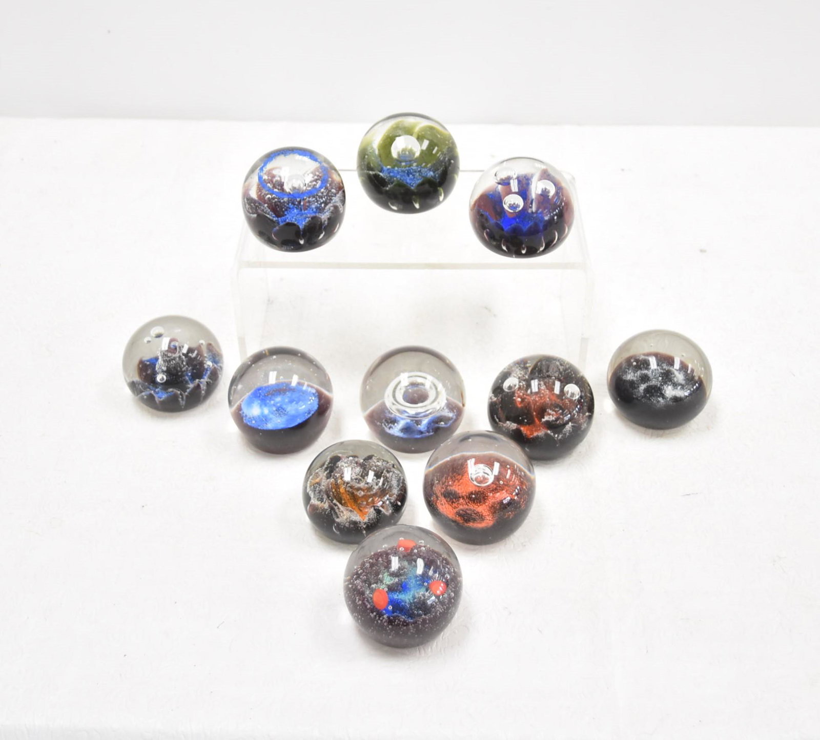 (11) CAITHNESS PLANET SERIES PAPERWIEGHTS: (11) COLIN TERRIS & PETER HOMES CAITHNESS GLASS PLANET PAPERWIEGHTS OF PLANETS OF OUR SOLAR SYSTEM INCLUDING MERCURY , NEPTUNE, VENUS , EARTH, URANUS , PLUTO, SATURN , JUPITER , MOON, SUN & MARS , DAT