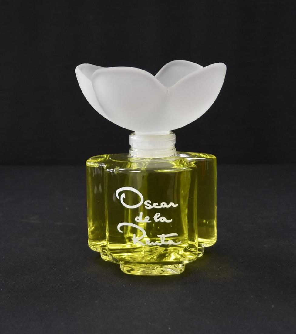 LARGE OSCAR DE LE RENTA PERFUME BOTTLE: LARGE 20 fl oz OSCAR DE LE RENTA PERFUME BOTTLE WITH FLOWER STOPPER , IN LARGE FACTICE DUMMY BOTTLE - 5" x 5 1/2" x 7 1/4"(CONTAINS THE PERFUME)