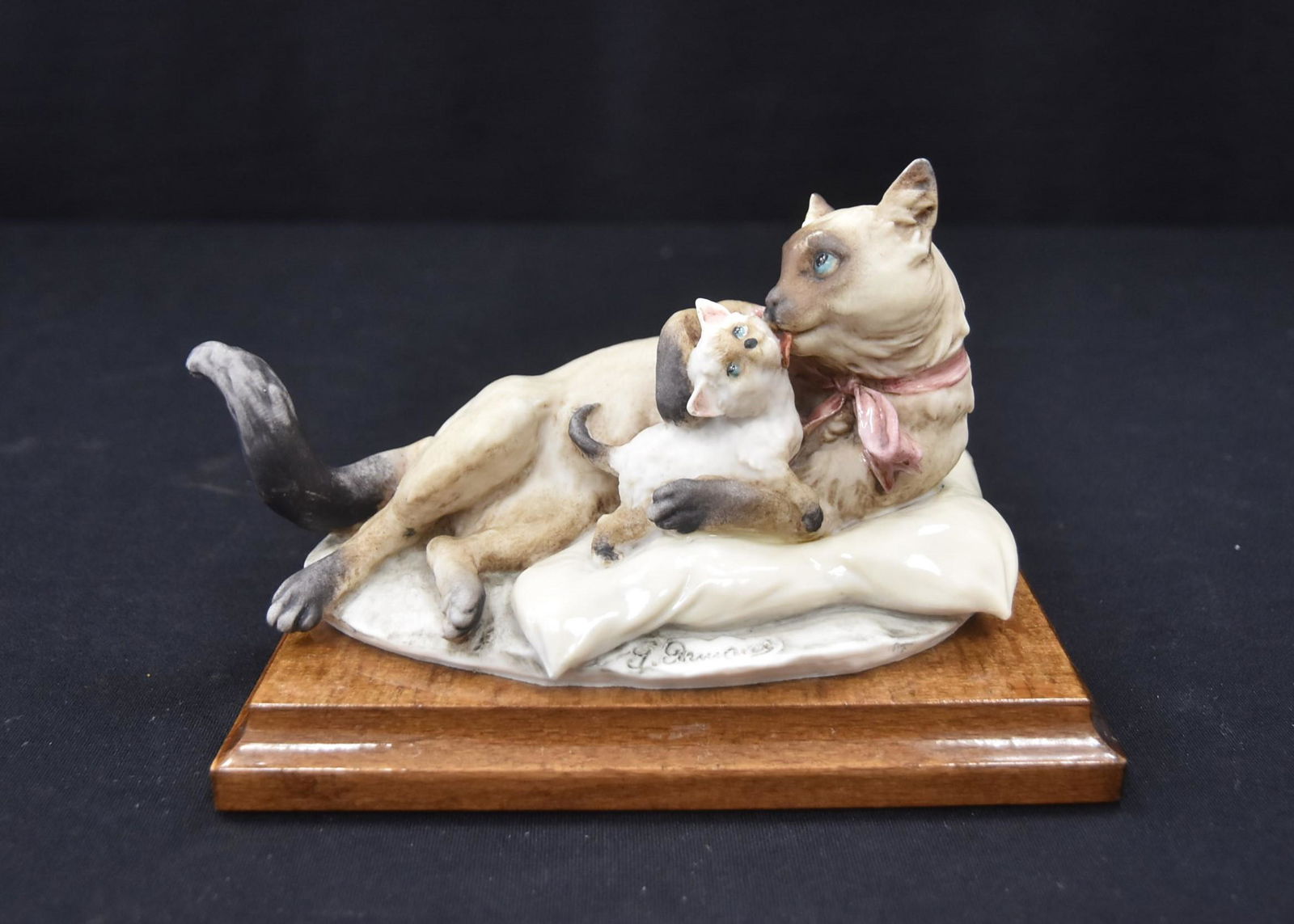 GUISEPPE ARMANI MOTHER CAT LICKING KITTENS: GUISEPPE ARMANI CAT LICKING KITTENS - 7" x 5" x 5"