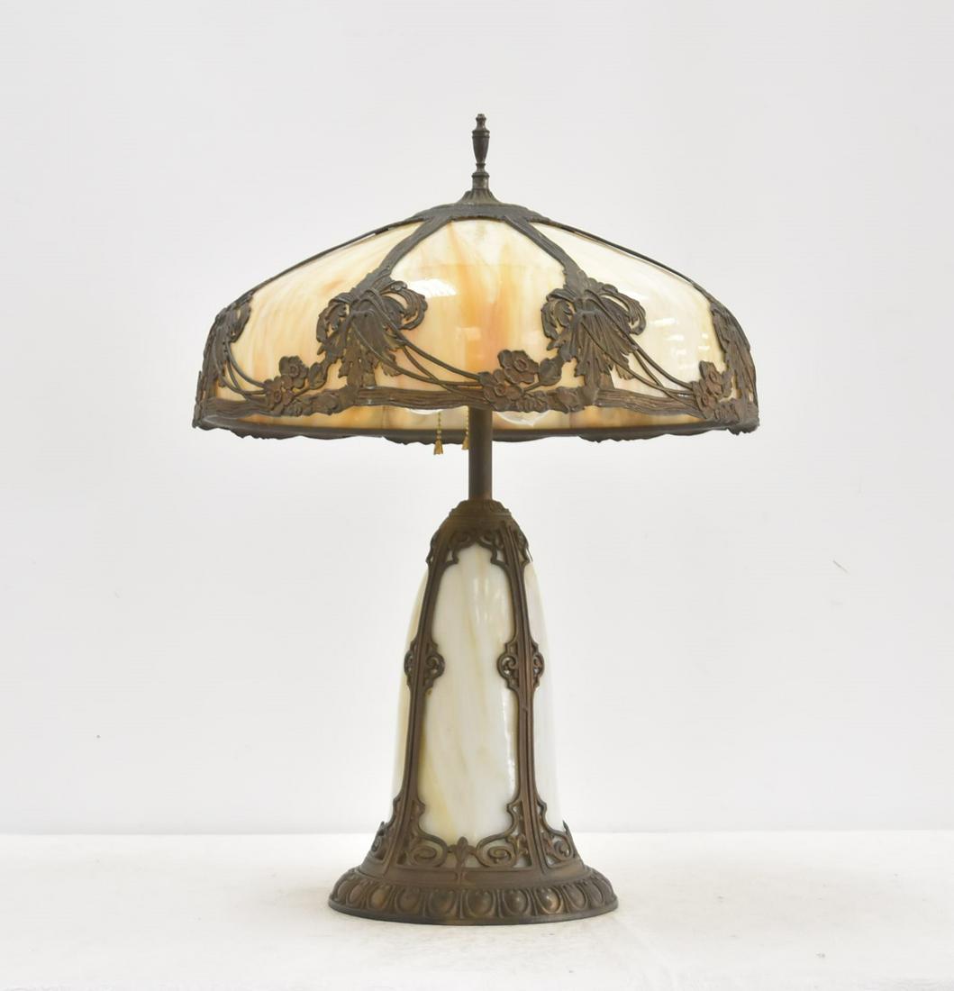 ANTIQUE 8-PANEL ART NOUVEAU SLAG GLASS TABLE LAMP: ANTIQUE 8-PANEL CARAMEL SLAG GLASS TABLE LAMP WITH FLORAL FILIGREE & LIGHT UP SLAG GLASS BASE - 17" x 22" OVERALL