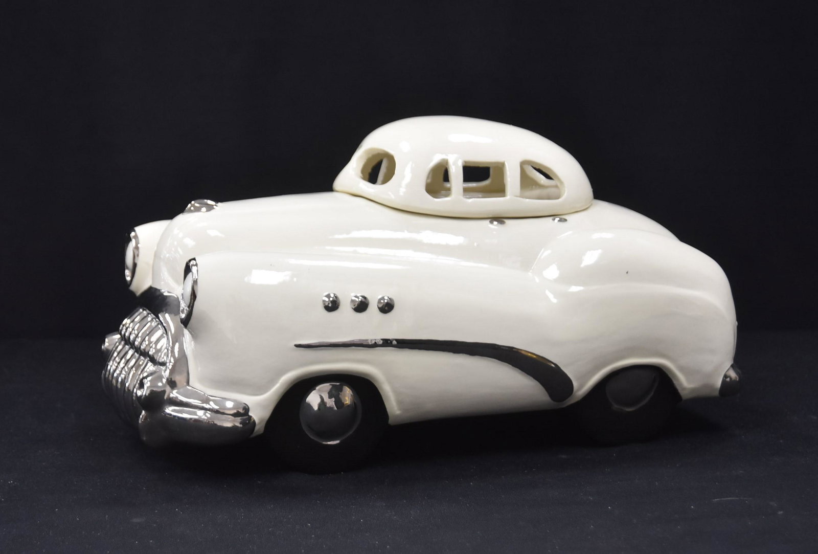 LARGE VINTAGE CAR FORM COOKIE JAR: LARGE CONTEMPORARY COOKIE JAR IN FORM OF VINTAGE CAR BY GLEN APPLEMAN - 16" x 9" x 9"