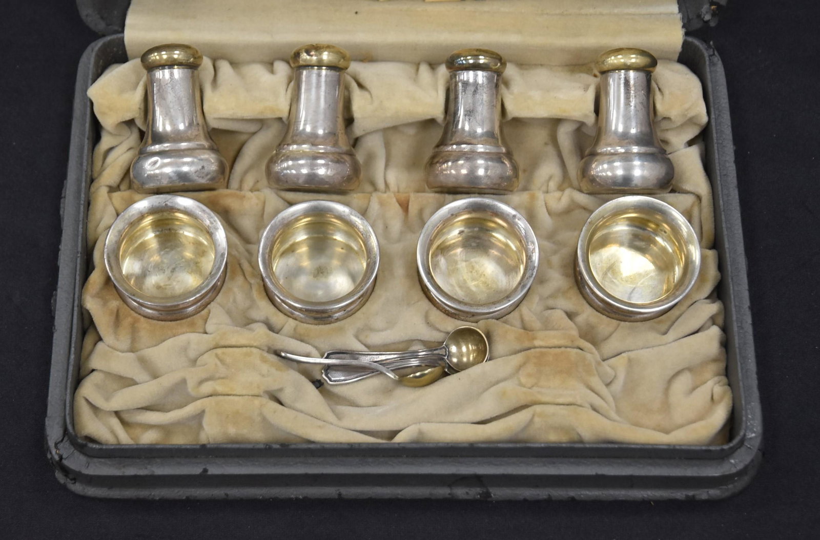 (4) STERLING SILVER TABELWARE LOT: (4) STERLING SILVER PEPPER / (4) STERLING SALT DIPS / (3) STERLING SPOONS - 2.86ozt - 1 1/4" x 1 3/4"