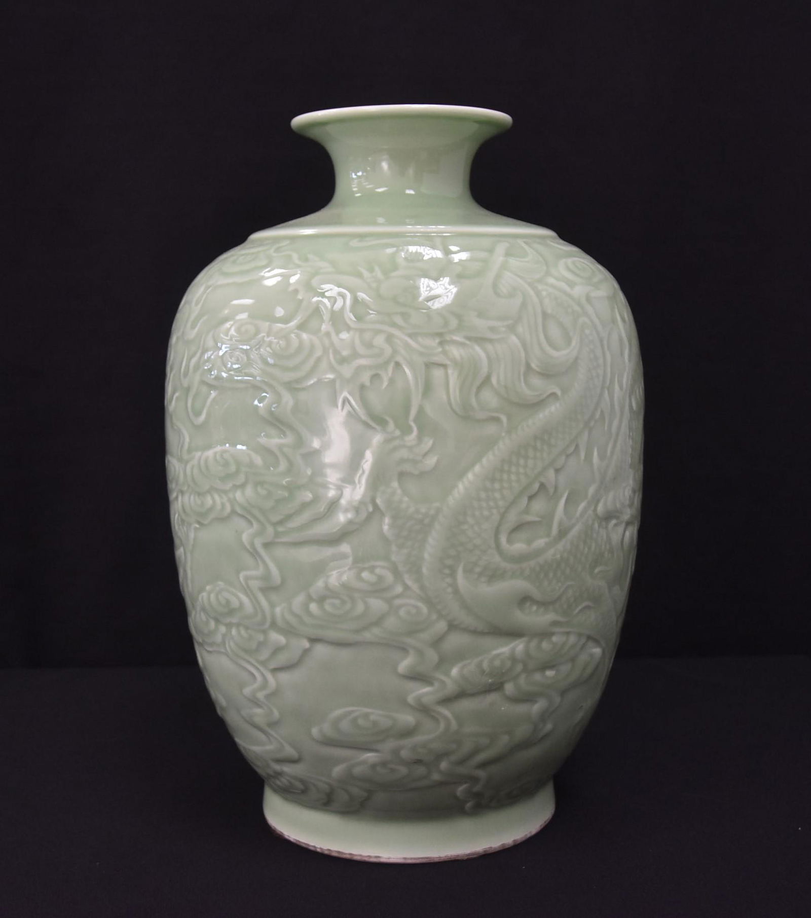 LARGE CHINESE CELEDON PORCELAIN DRAGON VASE (1 of 15)